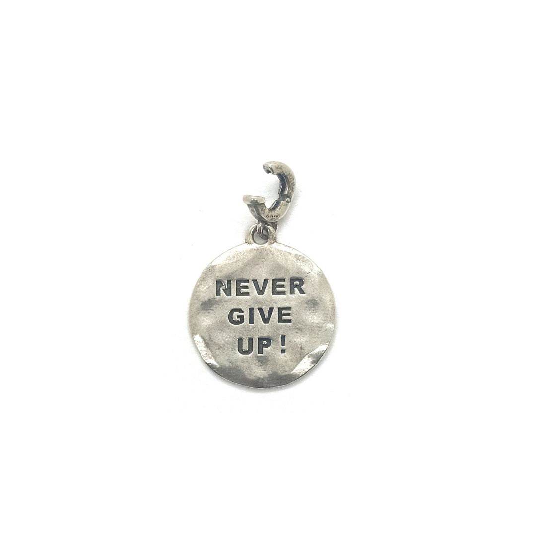 Charm targhetta Never give up - CIC16 - Spadarella Gioielli
